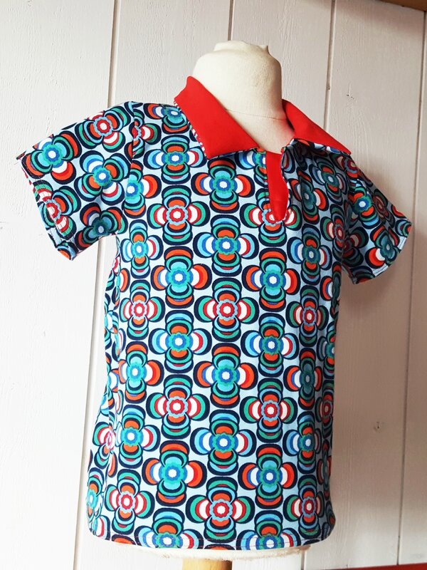 Polo HECTOR pop seventies - enfant fleurs bleues col rouge www.crapule-factory.com - la mode artisanale chic et décalée made in France