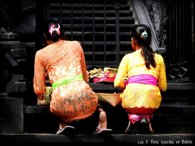 femmes faisant des offrandes à Tanah Lot