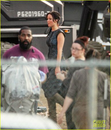 jennifer-lawrence-catching-fire-set-1