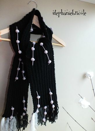 tuton echarpe tricotée customisée, tuto echarpe noire, tricoter une echarpe noire