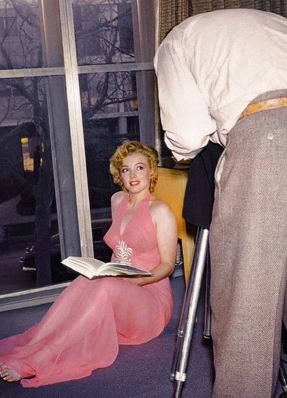 1952-01-Beverly_Carlton_hotel-day1-sit03-negligee_pink-by_HL-020-1a