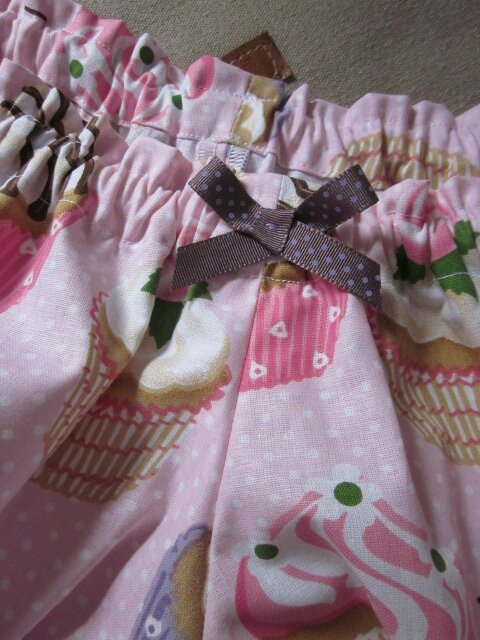 Culotte BIANCA en coton rose imprimé cupcakes - coton rose imprimé cupcakes et coton uni blanc dans le dos - noeud violine à pois devant et sur les fesses (3)