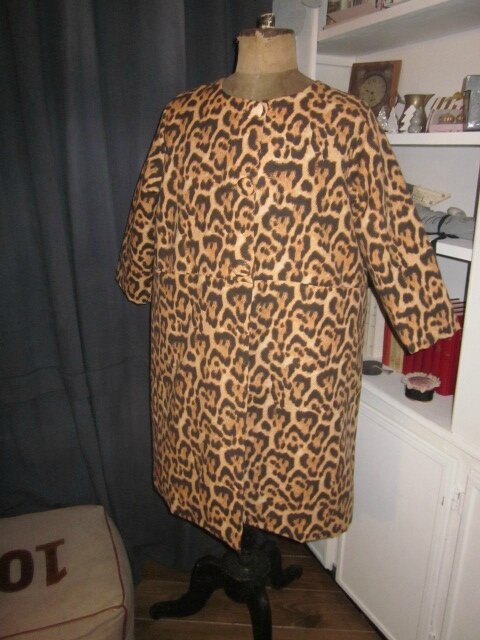 Manteau GISELE en toile de coton imprimé léopard - doublé de satin noir (5)