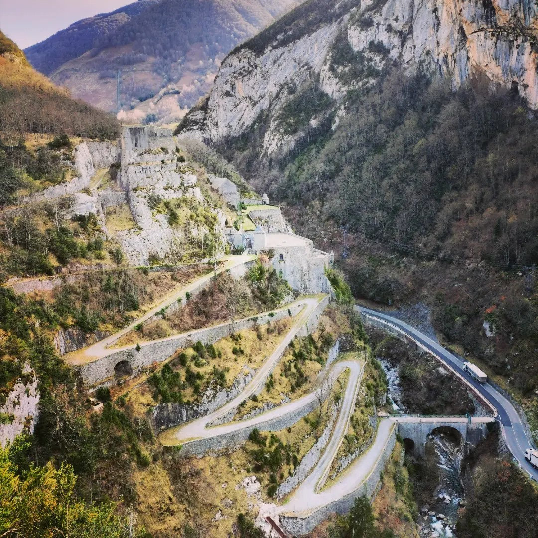 Urdos, chemin de la mâture, vue sur le fort de Portalet, insta (65)