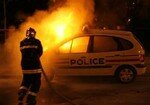 Une_voiture_de_police_en_feu_en_banlieue_parisienne