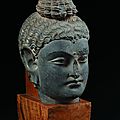 Tête de Bouddha en schiste gris, la coiffe surmontée de l'ushnisha. Art gréco-bouddhique, Gandhara, <b>IIe</b>-<b>IVe</b> <b>siècle</b>