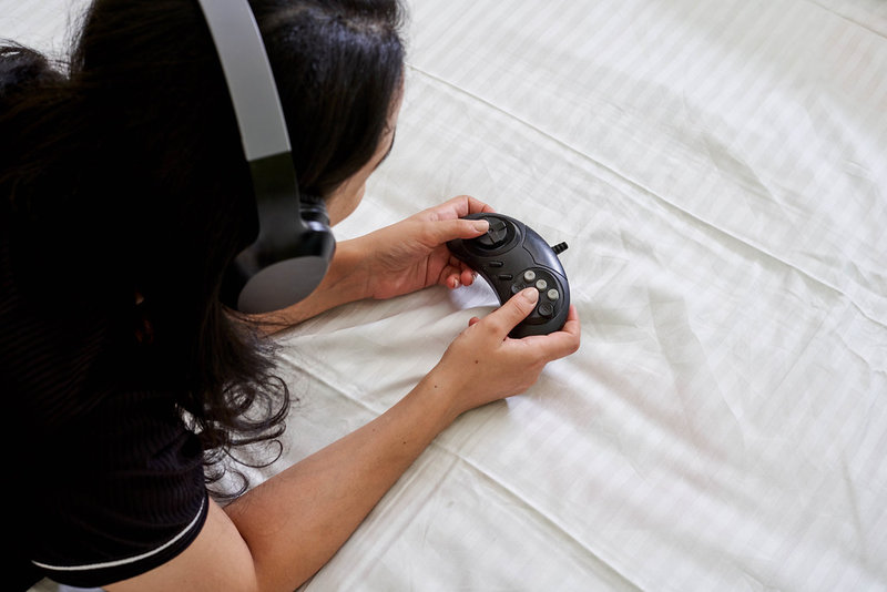 Une personne jouant à un jeu vidéo