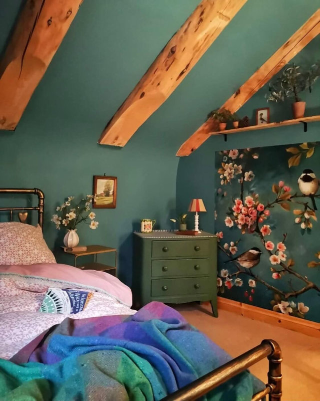 green-bedroom-exposed-beams-log-house-floral-art-nordroom