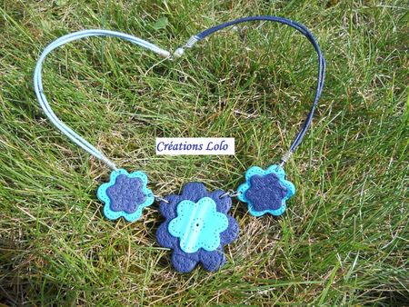 137 - Collier fleur bleue