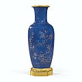 Vase en porcelaine de Chine, dynastie Qing, XVIIIe-XIXe siècle, et monture de bronze doré de <b>style</b> <b>Louis</b> <b>XVI</b>