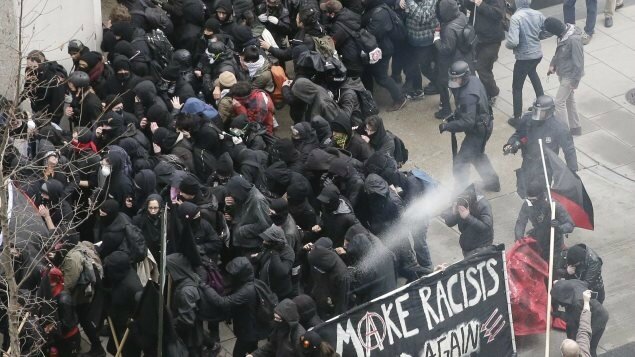anti-trump-manifestations-washington-policier