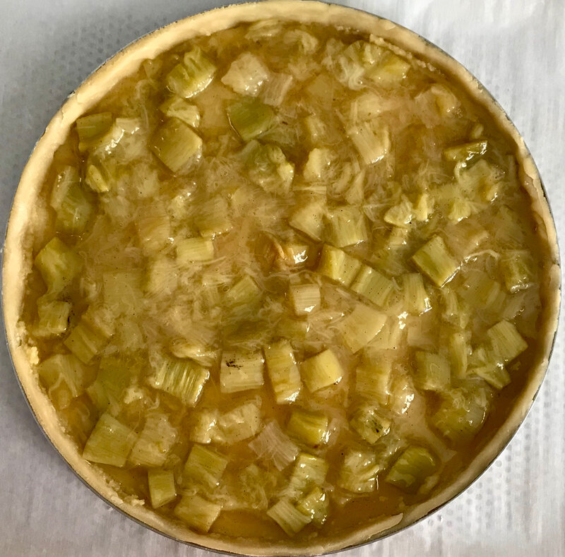 tarte à la rhubarbe macaronnée : répartir la compote de rhubarbe
