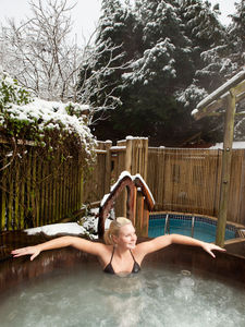 The_hot_tub_in_the_snow