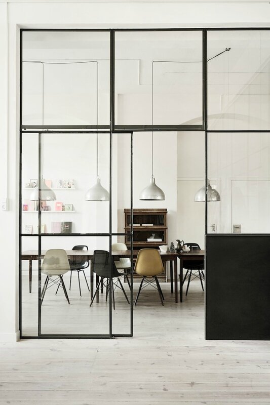 Arquitectura de altos techos apra uan cocina de disenÌƒo en clave de mobiliario antiguo
