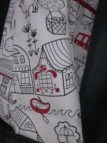 Robe en coton blanc imprimé dessins enfantins noirs colorisés de rouge avec haut à découpes princesse et jupe plissée réhaussée d'une ceinture de ruban de velours rouge - taille 36 (15)
