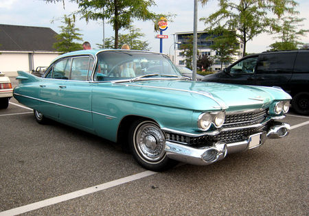 Cadillac_series_sixty_two_6window_hardtop_sedan_de_1959__Rencard_du_Burger_King__03