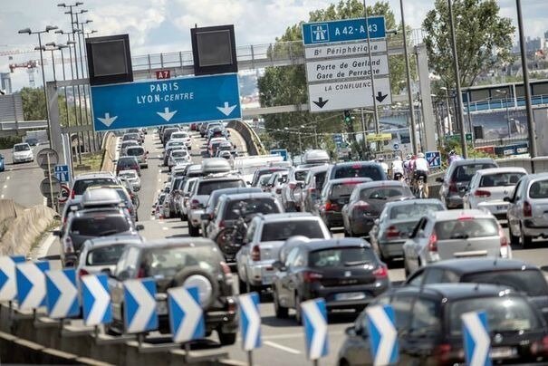 un-embouteillage-sur-l-autoroute-a6-le-14-juillet-2012-a-lyon