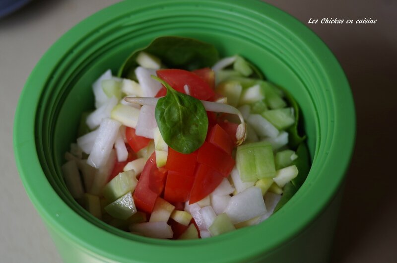Salade épinard, soja, courgette, concombre, tomate, radis blanc (1)