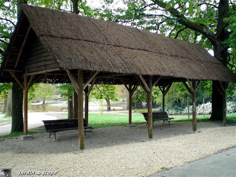 Bancs sous abri au Parc Bordelais (33)