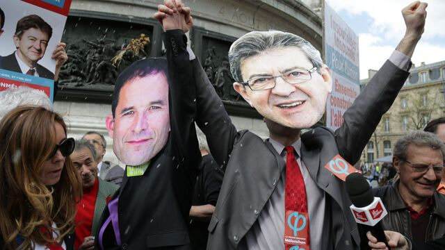 des-manifestants-arborant-les-visages-de-benoit-hamon-g-et-jean-luc-melenchon-d-lors-d-un-rassemblement-appelant-a-une-candidature-commune-des-deux-hommes-a-paris-le-1er-avril-2017_5861013