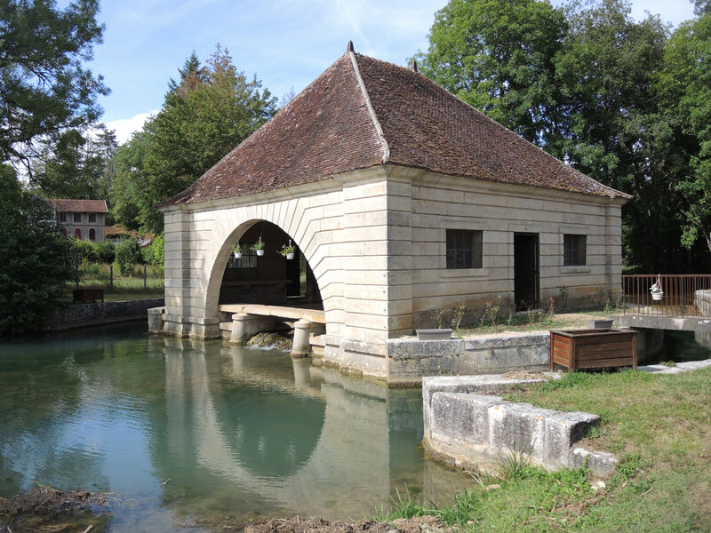 Voutenay-sur-Cure, lavoir (89)