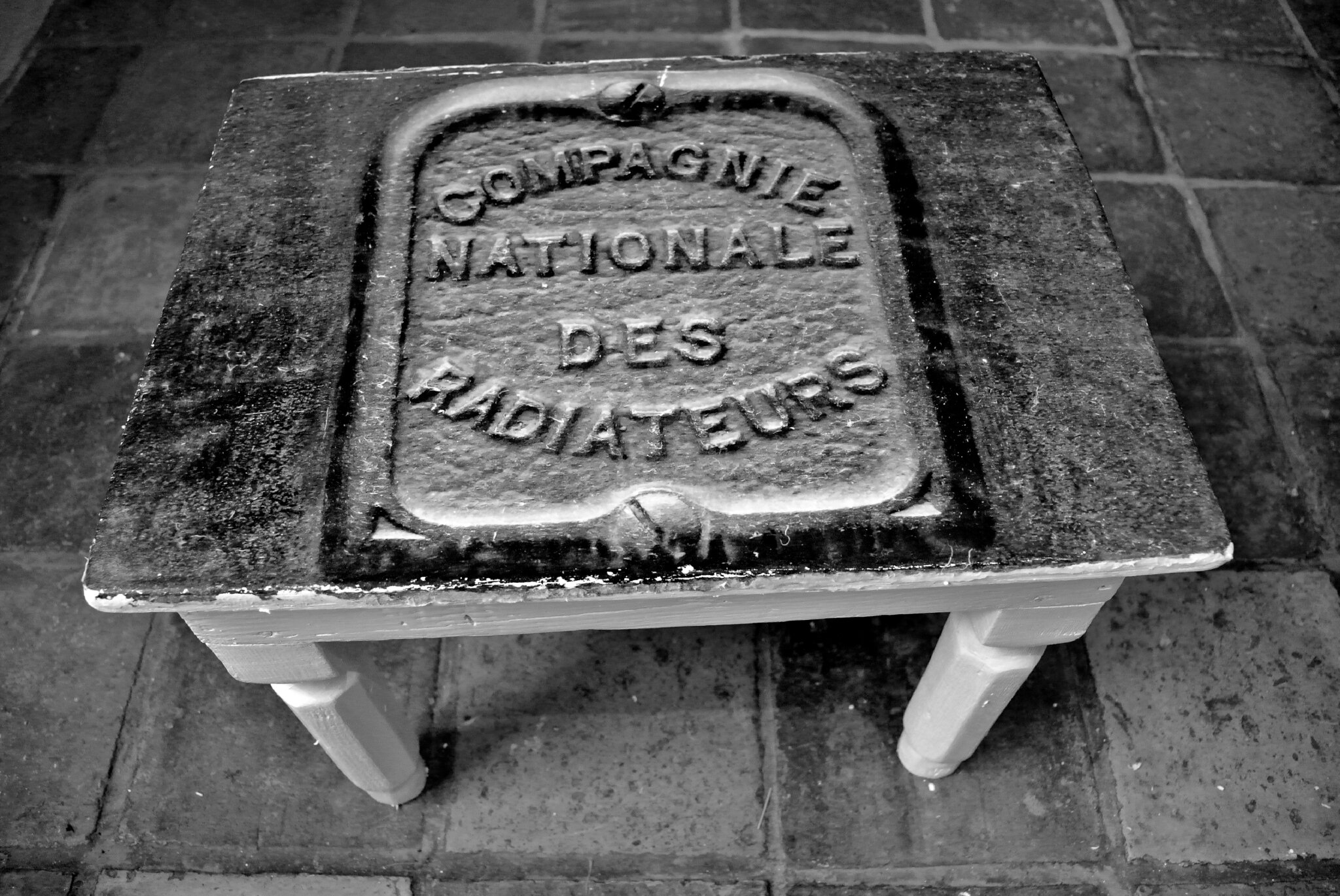 Petite table - Compagnie des radiateurs. DR: Le Meuble du Photographe.
