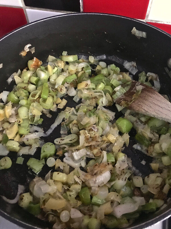 faire revenir les poireaux dans le beurre et l'huile d'olive