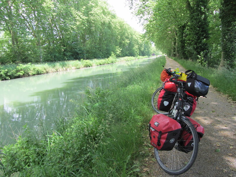 Le long du canal de l'entre deux mers (canal de la Garonne)