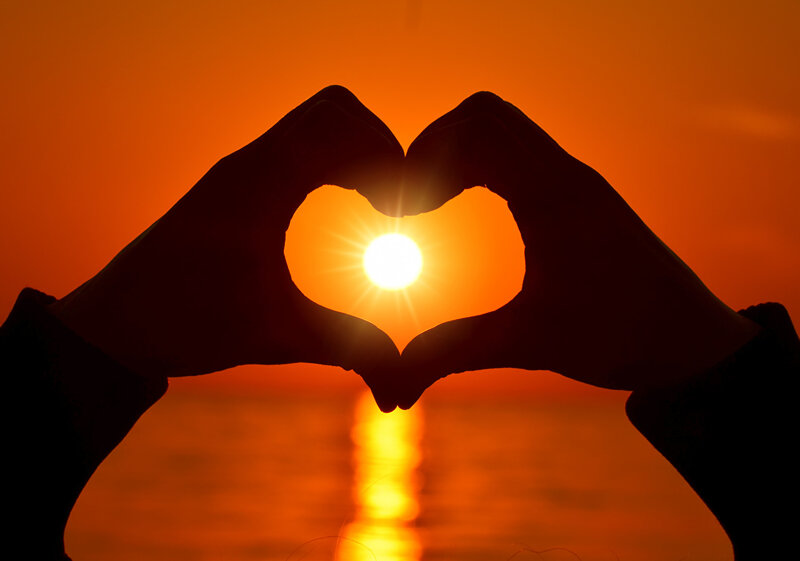 Love_Sunrises_and_sunsets_Fingers_Hands_Heart_Sun_532758_1280x897