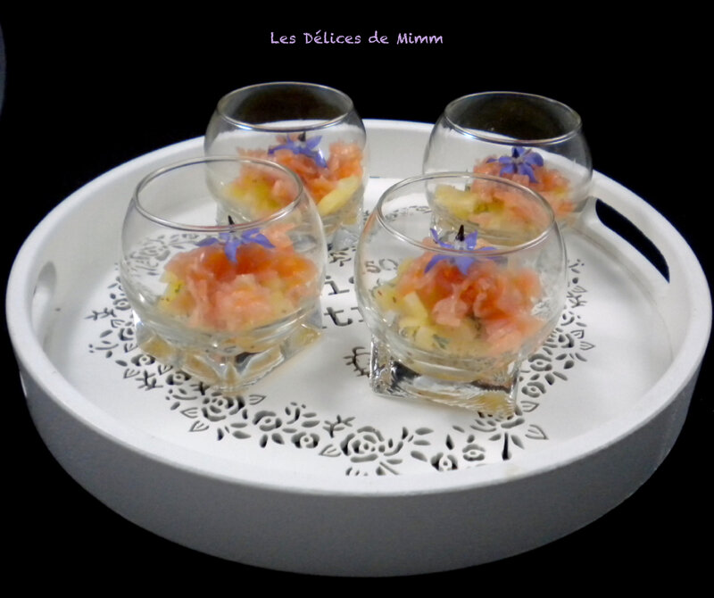 Verrine de tartare de saumon fumé et ananas pour l'apéro