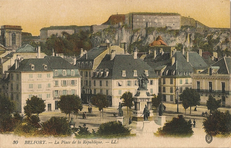 Belfort CPA Place République n°21 Vue générale Monument 3 Sièges Château
