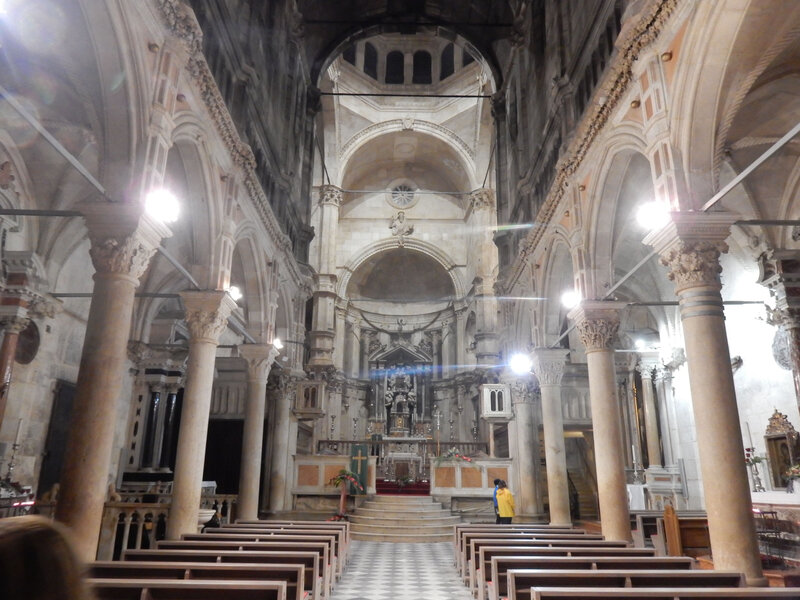 Sibenik, cathédrale Saint-Jacques, la nef, dimanche 25 octobre 2020