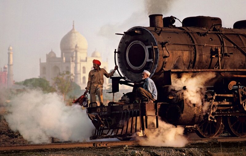 Steve Mac Curry, locomotive et voie de train désaffectée, en Inde, devant le Taj Mahal, aujourd'hui, il y a une route.
