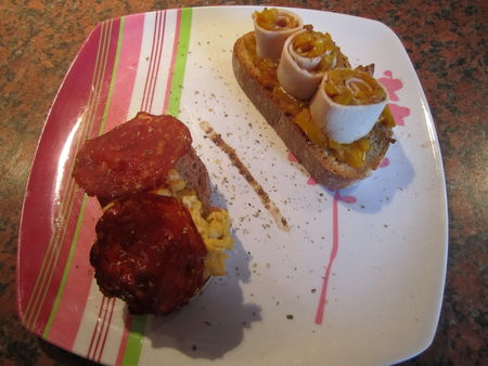Tartines chaudes d’oeufs brouillés et ses chips de chorizo et roulés de poulet et sa compotée de poivron jaune recettes plats Pain au chorizo et poivron