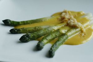 asperges_sauce_hollandaise_crumble_parmesan (13) (1024x683)