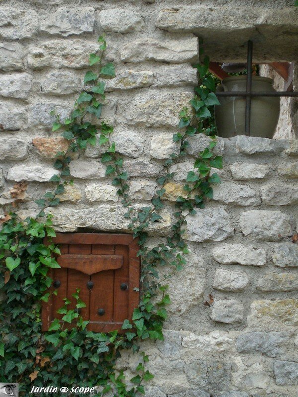 En bois, en harmonie avec le mur et la fenêtre (45)