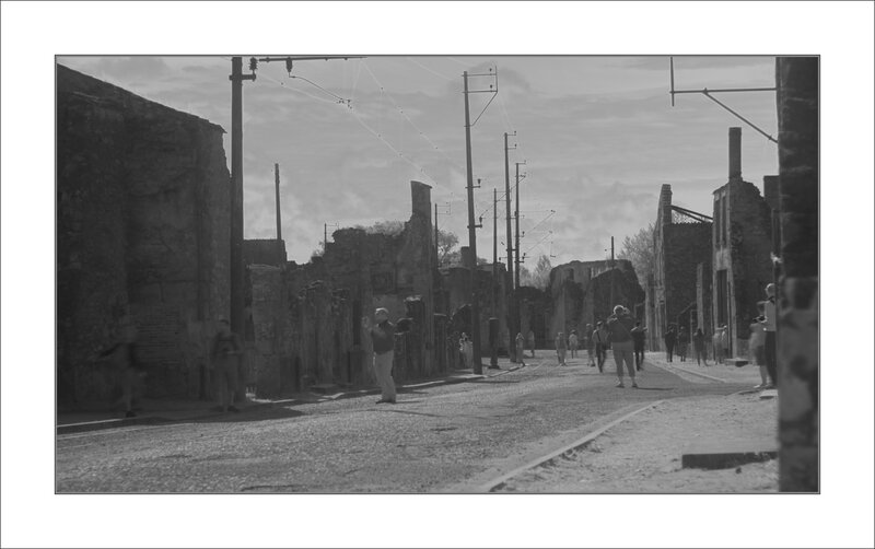 Oradour touristes IR 120814 2
