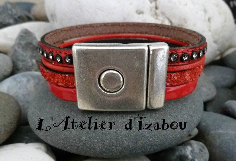 P1150469 Bracelet large cuir rouge, multitextures, cuir strass rouge, cuir rond rouge, cuir structuré rouge et simili cuir rouge