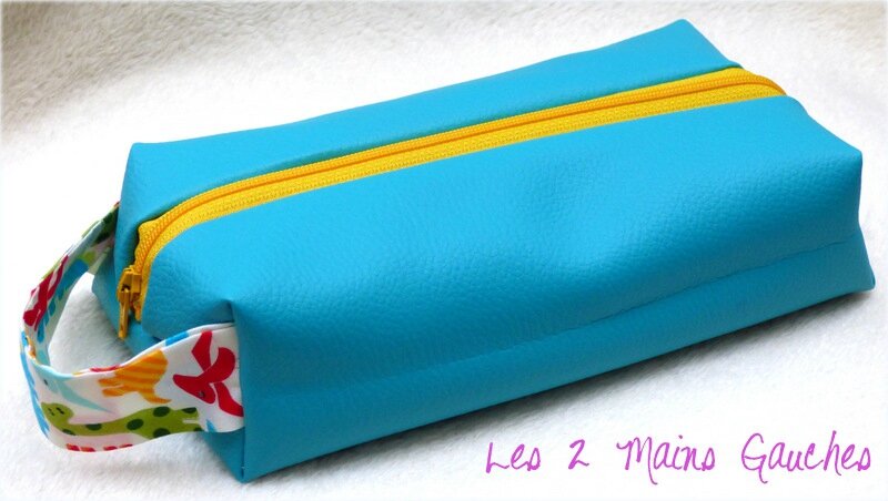 trousse pavé en skaï turquoise et dino