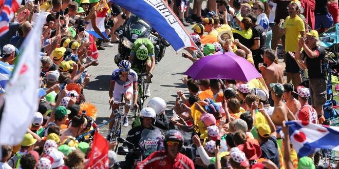 thibaut-pinot-fend-la-foule-dans-l-alpe-d-huez-cyclisme_a23e6da6df6c023054f7620f1bf0913b