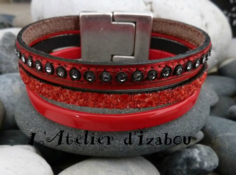 P1150470 Bracelet large femme cuirs multitextures rouges, fermoir crochet aimanté