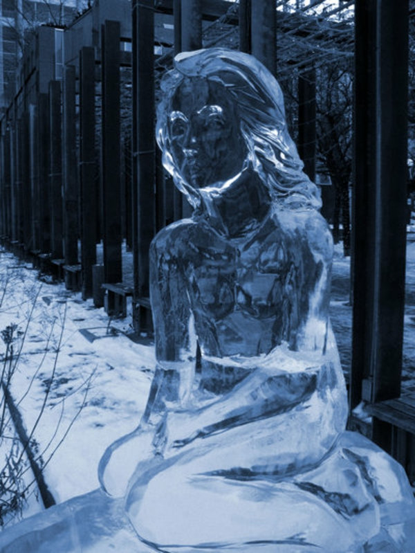 sculpture-de-glace-une-dame-triste