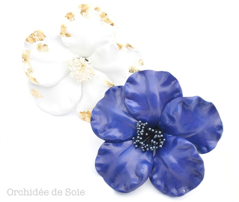 Fleurs en cuir blanche dorure et bleue