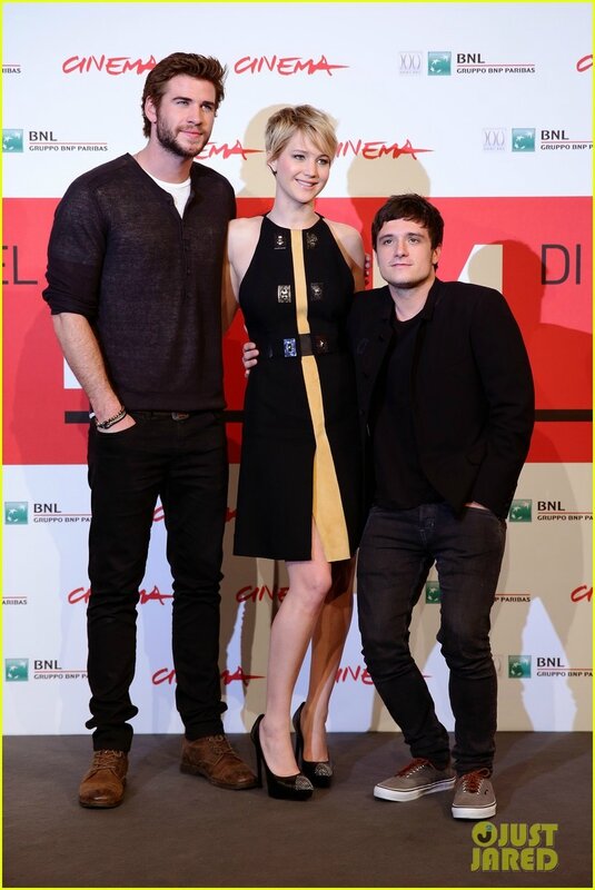 jennifer-lawrence-liam-hemsworth-catching-fire-rome-photo-call-02