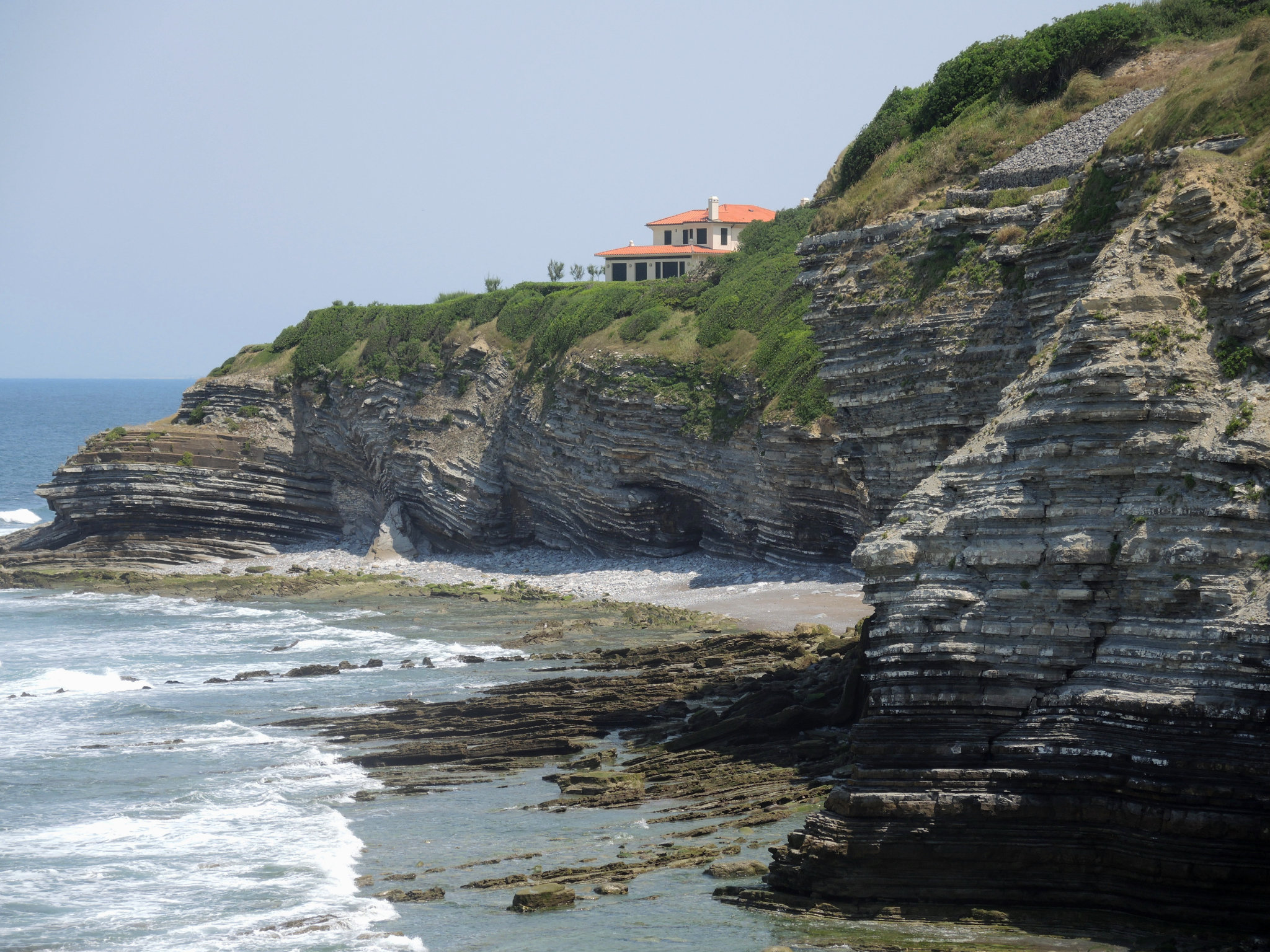Saint-Jean-de-Luz, colline Sainte Barbe, les falaises et maison (64)