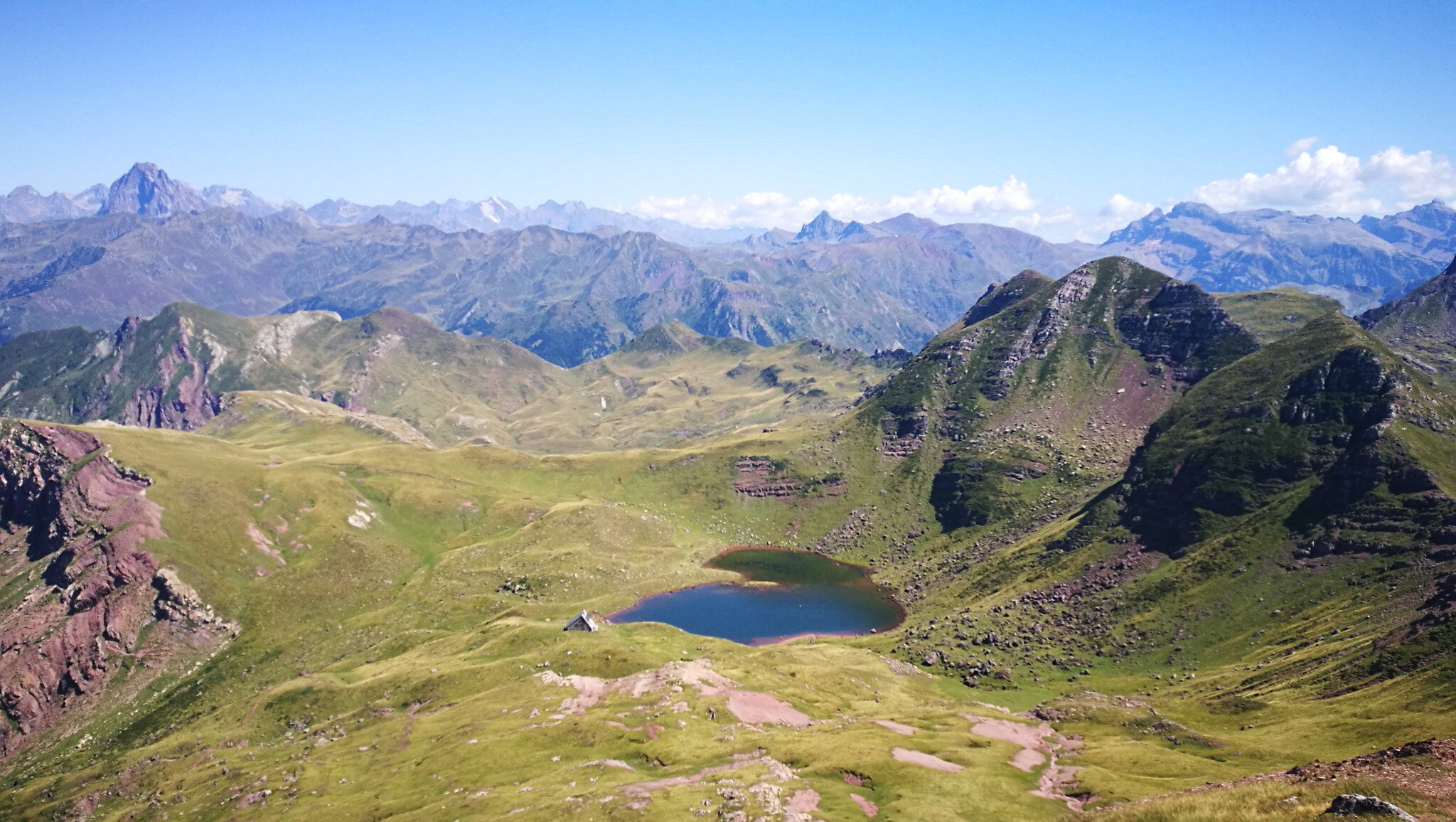 Lac d'Arlet, pic d'Aillary, lac, refuge d'Arlet et montagnes