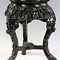 Sellette en <b>bois</b> de <b>fer</b> sculpté. Extrême-Orient, fin XIXe siècle