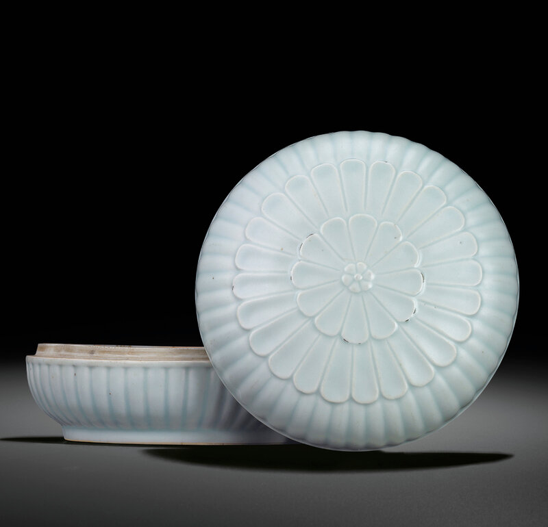 2013_HGK_03263_3500_000(a_white-glazed_chrysanthemum-shaped_box_and_cover_qing_dynasty_early_1)