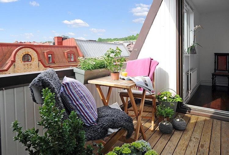 deco-terrasse-appartement-terrasse-tropézienne-meubles-bois-déco-plantes-vertes