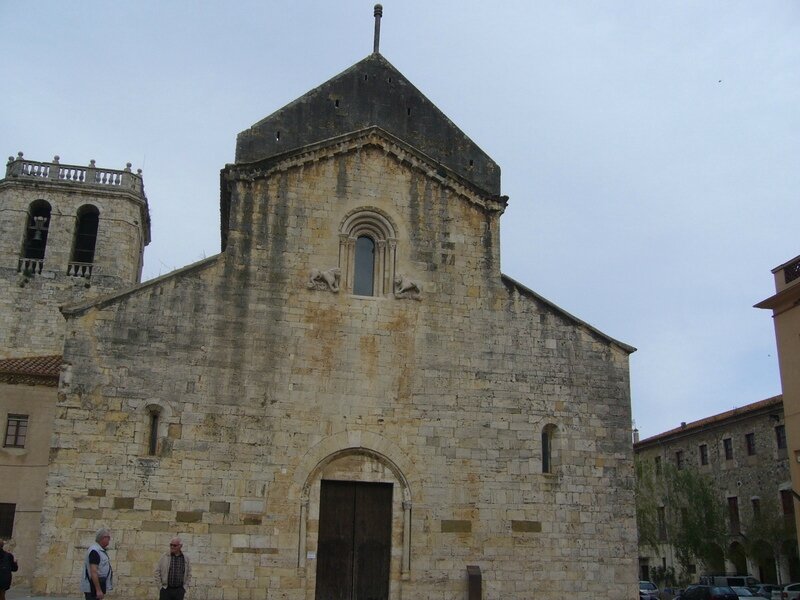045 village de Besalu L'église du monastère Saint-Pierre